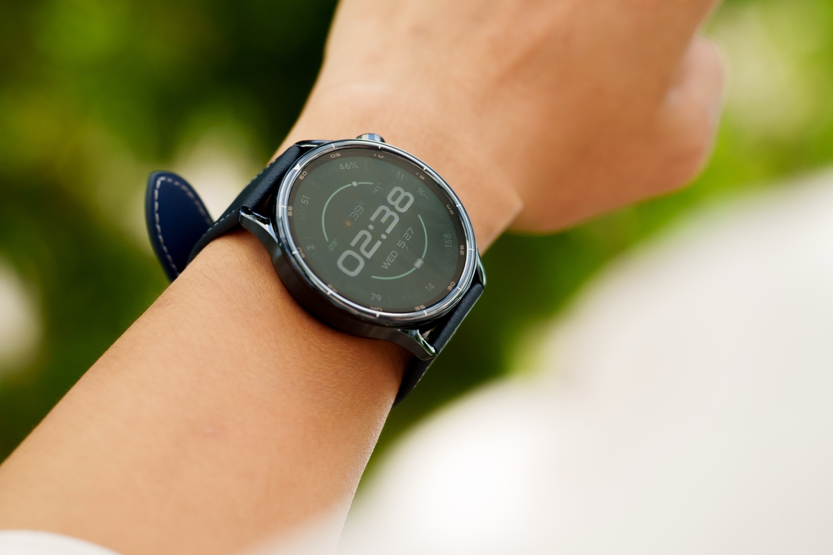 Đồng hồ mới của Xiaomi có trọng lượng 45,6 gram, nhẹ hơn khoảng 10 gram so với Watch 5, độ mỏng thân 10,99 mm, cho cảm giác đeo thoải mái. Kích thước mặt 46 mm có thể hơi lớn với người cổ tay nhỏ nhưng khi đeo vẫn cho cảm giác hợp mắt nhờ các đường bo cong và phần kết nối dây được làm gọn gàng. Sản phẩm hỗ trợ chuẩn chống nước 5ATM (chống nước ở độ sâu tối đa 50 mét), đủ cho các buổi đi bơi không quá dài cũng như dùng tốt dưới trời mưa.