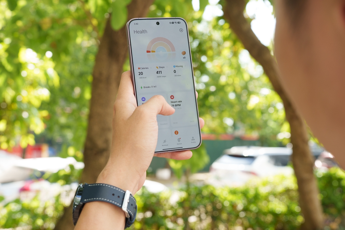 Với HyperOS 3, Xiaomi Watch S5 có thể kết nối liền mạch với các sản phẩm trong hệ sinh thái Xiaomi như điện thoại, máy tính bảng, tai nghe và thiết bị Xiaomi Home. Người dùng cũng có thể dùng các tính năng điều khiển từ xa như chụp màn hình bằng hai nút, điều khiển ​​​​​​​bằng cử chỉ búng tay, từ chối cuộc gọi hoặc chụp ảnh từ xa. Xiaomi cũng đã cải thiện thuật toán theo dõi giấc ngủ, đặc biệt là trong nhận diện độ chính xác thời điểm ngủ, thức dậy. Xiaomi Watch S5 có giá bán 5,29 triệu đồng, giá thực mua hiện còn khoảng 4,8 triệu đồng. Đây cũng là phân khúc giá cạnh tranh nhất của smartwatch tại Việt Nam với các đối thủ trực tiếp là Huawei Watch GT 6, Amazfit T-Rex 3.