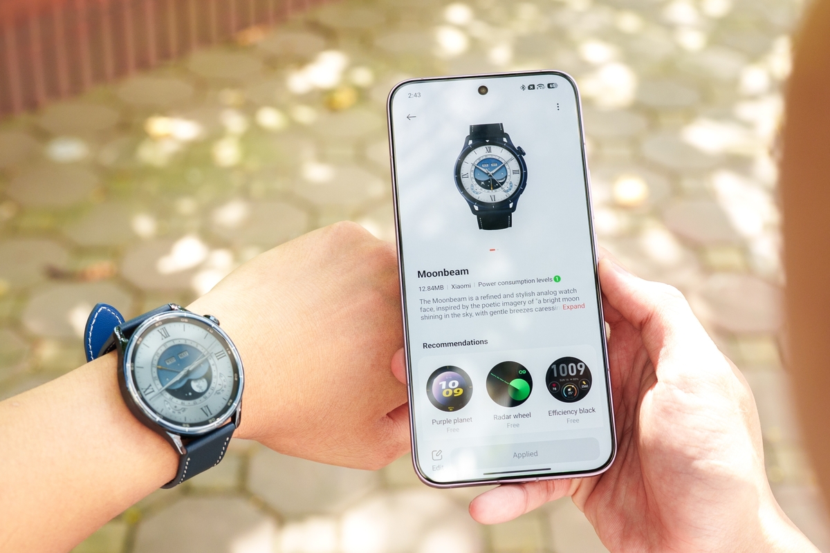 Với HyperOS 3, Xiaomi Watch S5 có thể kết nối liền mạch với các sản phẩm trong hệ sinh thái Xiaomi như điện thoại, máy tính bảng, tai nghe và thiết bị Xiaomi Home. Người dùng cũng có thể dùng các tính năng điều khiển từ xa như chụp màn hình bằng hai nút, điều khiển ​​​​​​​bằng cử chỉ búng tay, từ chối cuộc gọi hoặc chụp ảnh từ xa. Xiaomi cũng đã cải thiện thuật toán theo dõi giấc ngủ, đặc biệt là trong nhận diện độ chính xác thời điểm ngủ, thức dậy. Xiaomi Watch S5 có giá bán 5,29 triệu đồng, giá thực mua hiện còn khoảng 4,8 triệu đồng. Đây cũng là phân khúc giá cạnh tranh nhất của smartwatch tại Việt Nam với các đối thủ trực tiếp là Huawei Watch GT 6, Amazfit T-Rex 3.