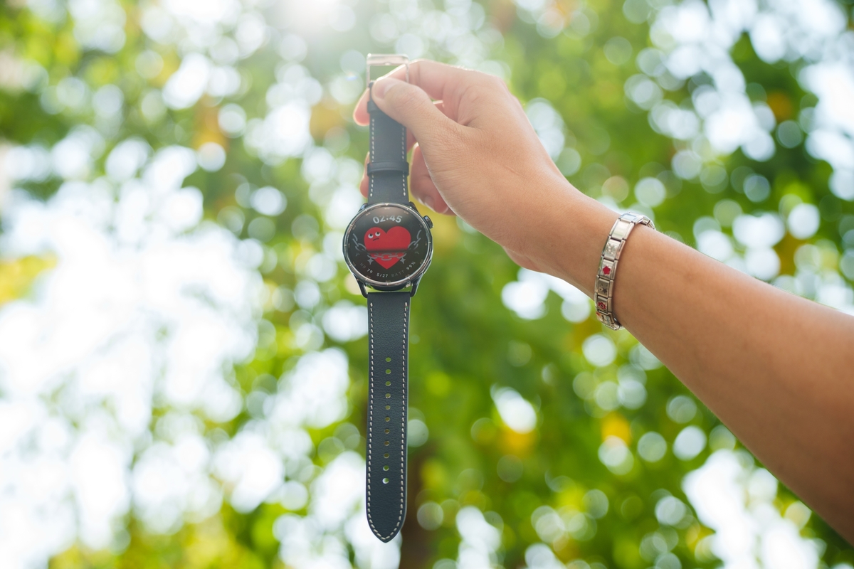 Nâng cấp lớn đầu tiên của Watch S5 là màn hình AMOLED mới với viền mỏng hơn 40% so với S4, cho diện tích hiển thị lớn hơn với cùng kích thước tổng thể. Tỷ lệ màn hình so với thân máy nhờ vậy tăng 5,7%, lên mức 73,8%. Màn hình cỡ 1,48 inch có độ sáng rất tốt so với tầm giá là 2.500 nit, đủ theo dõi các thông số ngoài trời nắng. Các model cao cấp như Apple Watch Ultra 3 hiện có thông số độ sáng khoảng 3.000 nit. Tuy nhiên, so với thế hệ trước, phiên bản S5 đã không còn khả năng thay thế viền bezel. Đây từng là đặc điểm độc đáo, giúp tạo cá tính của S4 nhưng nhiều người dùng cho biết họ ít khi thay thế.