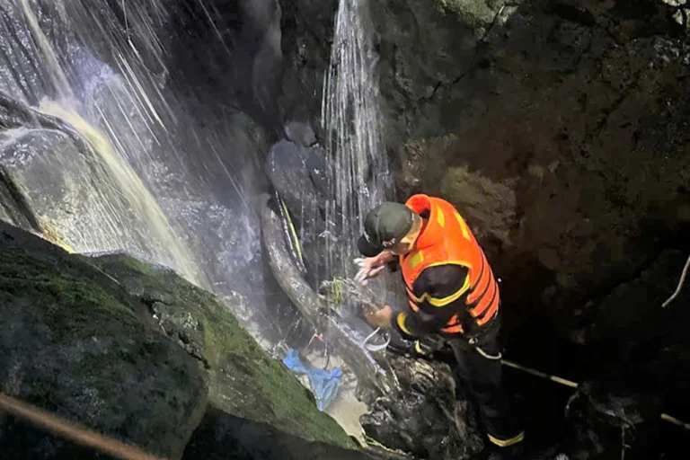 Nữ sinh 16 tuổi tử vong do trượt chân xuống thác sâu