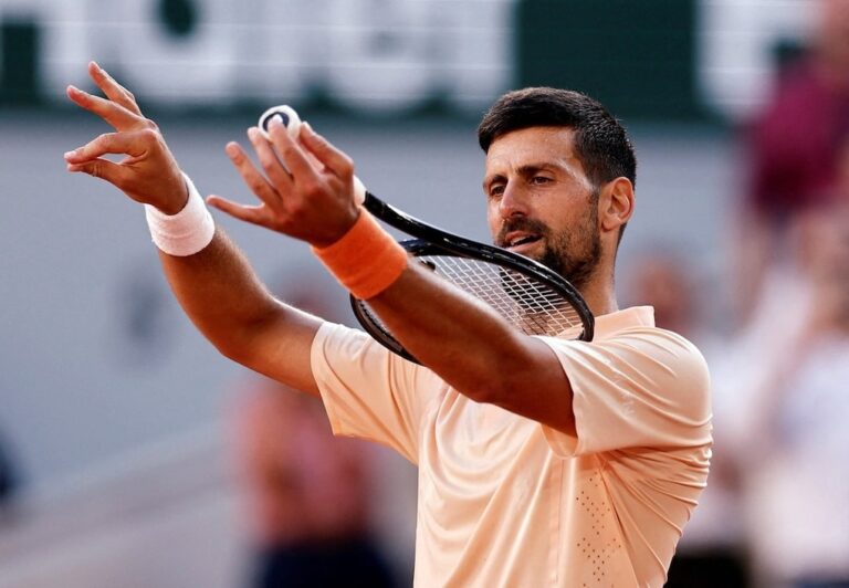 Djokovic xin đánh sớm để tránh mất ngủ