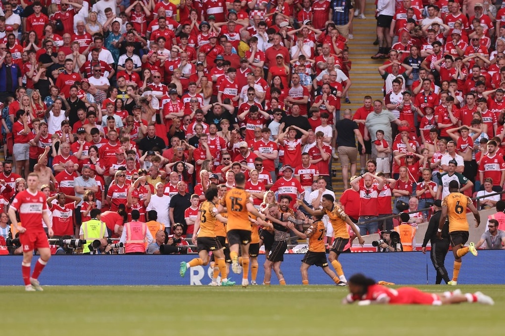 Cầu thủ Hull (vàng) mừng bàn duy nhất trên sân Wembley, London, Anh hôm 23/5. Ảnh: Reuters