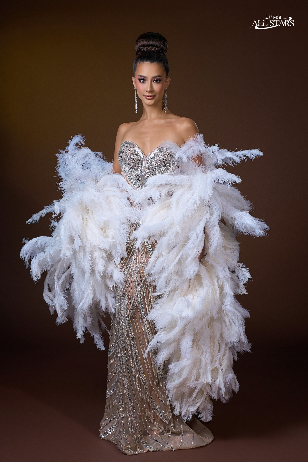 9. Samantha Quenedit (Ecuador) Cô từng đoạt danh hiệu Miss Grand Ecuador 2025, vào top 22 Miss Grand International 2025. Truyền thông quê nhà đánh giá cô là người đẹp nổi bật những năm gần đây khi thi quốc tế, có gương mặt hài hòa.