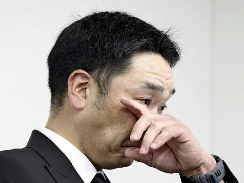 Ông Shinnosuke Abe lau nước mắt trong buổi thông báo từ chức HLV đội bóng chày Yomiuri Giants. Ảnh: Yomiuri Giants
