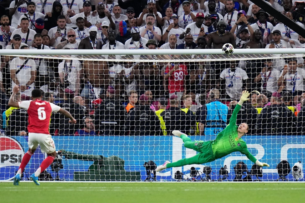 Cú sút luân lưu hỏng của trung vệ Arsenal Gabriel trước thủ thành PSG Safonov ở chung kết Champions League 2025-2026 ngày 30/5 ở sân Puskas Arena, Budapest. Ảnh: AP