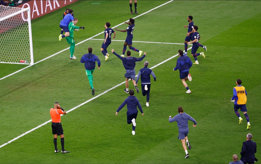 Thủ thành Safonov ăn mừng cùng các đồng đội sau khi PSG vượt qua Flamengo ở loạt sút luân lưu chung kết FIFA Intercontinental Cup ngày 17/12/2025 tại sân Ahmad Bin Ali, Al-Rayyan, Qatar. Ảnh: Reuters