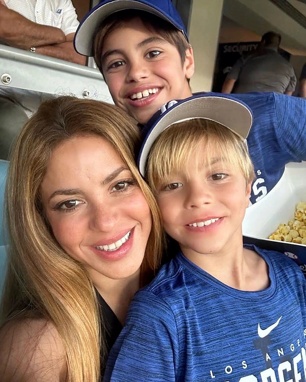 Shakira đưa hai con đi xem thi đấu thể thao năm 2023. Con trai lớn Milan đứng hàng trên. Ảnh: Instagram Shakira