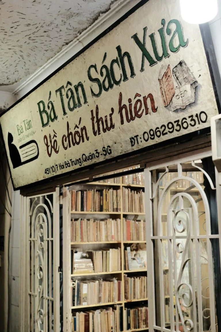 Tiệm sách cũ ở TP HCM giữ 'hồn đô thị'