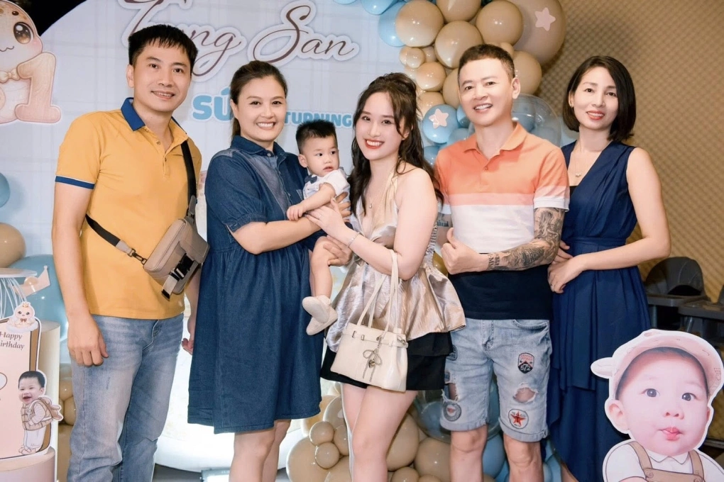 Từ phải sang: Vợ chồng Tùng Dương, con gái Thiên Nga, cháu ngoại anh và vợ cũ - diễn viên Hoa Thúy. Ảnh: Nhân vật cung cấp