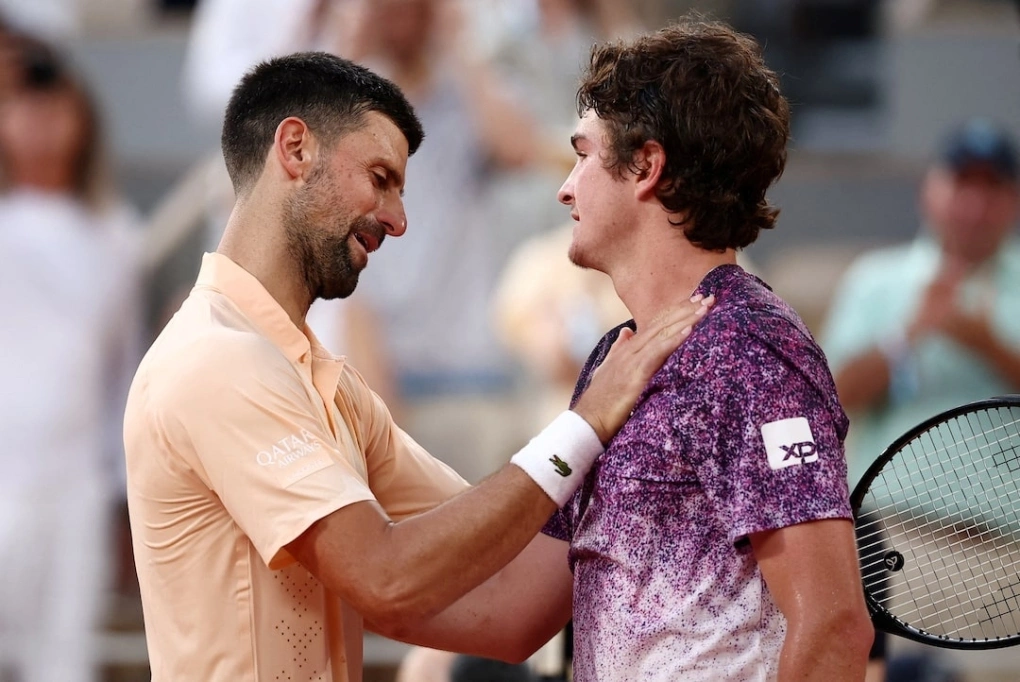 Djokovic chúc mừng Fonseca, sau trận vòng ba Roland Garros, trên sân Philippe Chatrier, Paris, Pháp hôm 28/5. Ảnh: Reuters