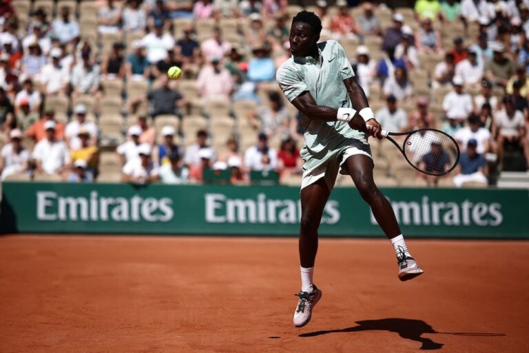 Tay vợt 17 tuổi gây sốc ở Roland Garros
