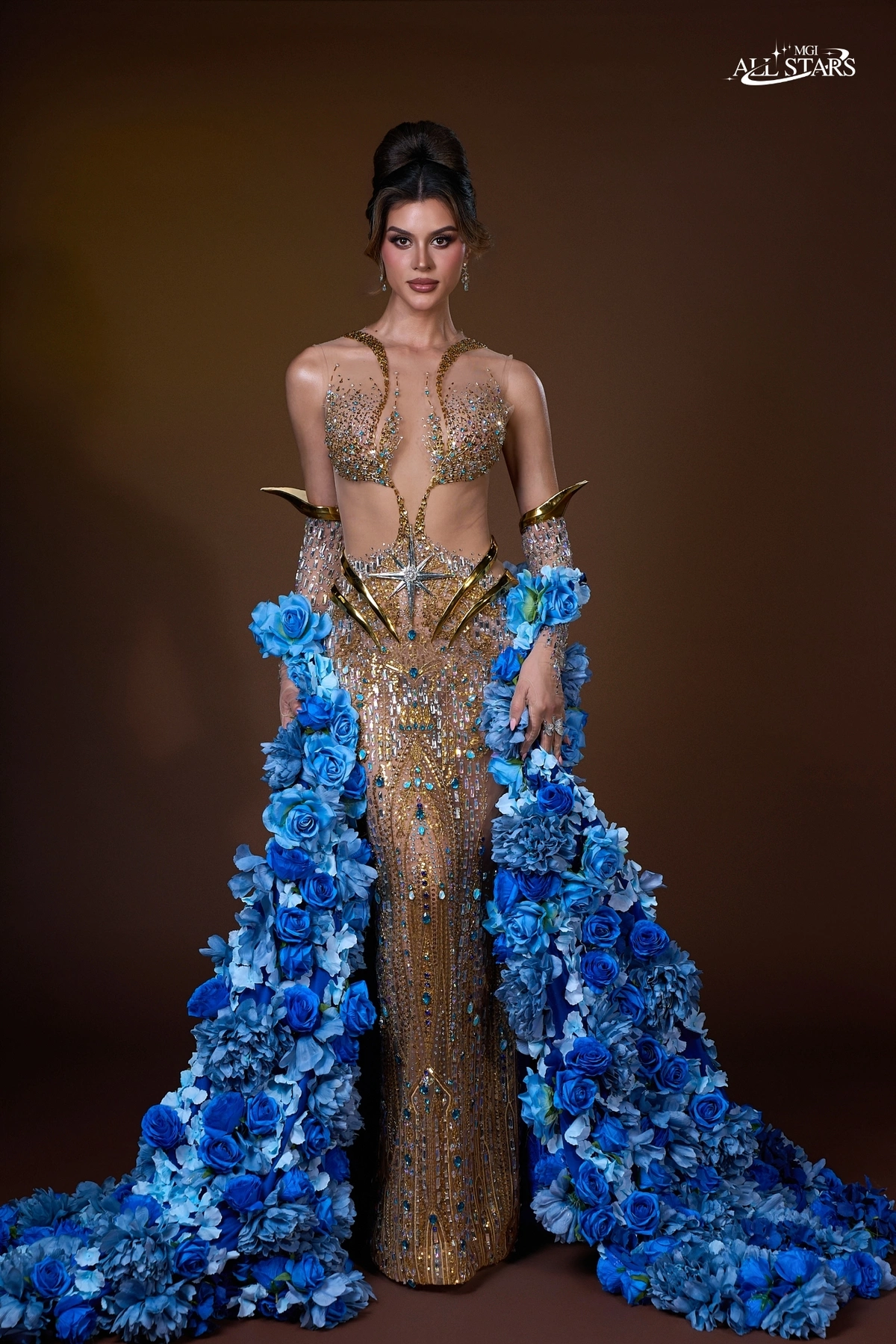 8. Yamilex Hernandez (Cộng hòa Dominica) Người đẹp nằm trong nhóm ứng viên nổi bật nhờ khả năng làm chủ sân khấu, catwalk đẹp mắt. Cô cao 1,78 m, gương mặt cân đối. Về học vấn, cô có bằng cử nhân chuyên ngành truyền thông. Trước đó, người đẹp từng lọt vào top 15 Miss International 2023, top 30 Miss Universe 2025.