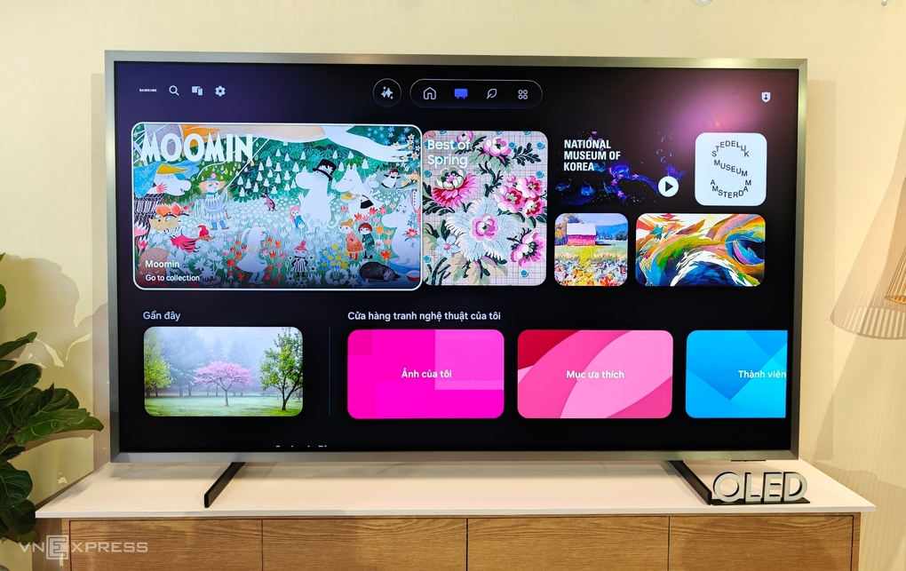 TV OLED 2026 cao cấp nhất của Samsung với thiết kế phần viền nhôm tách rời khác biệt. Ảnh: Tuấn Hưng