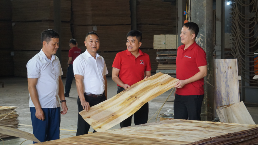 Nhân viên Agribank đến tận cơ sở để hỗ trợ, tư vấn giải pháp tài chính cho doanh nghiệp. Ảnh: Agribank