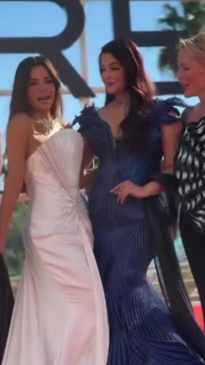 'Hoa hậu đẹp nhất thế giới' diện đầm xẻ ngực ở Cannes