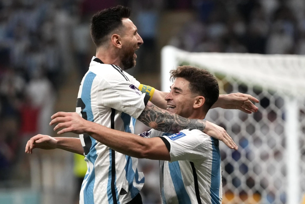 Julian Alvarez (phải) chia vui cùng Lionel Messi. Ảnh: AP