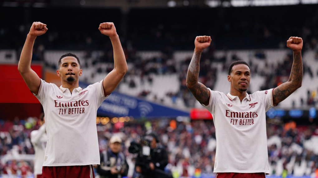 William Saliba (trái) và Gabriel Magalhaes ăn mừng sau trận Arsenal thắng West Ham 1-0 ở vòng 37 Ngoại hạng Anh trên sân vận động London, Anh ngày 10/5/2026. Ảnh: Reuters