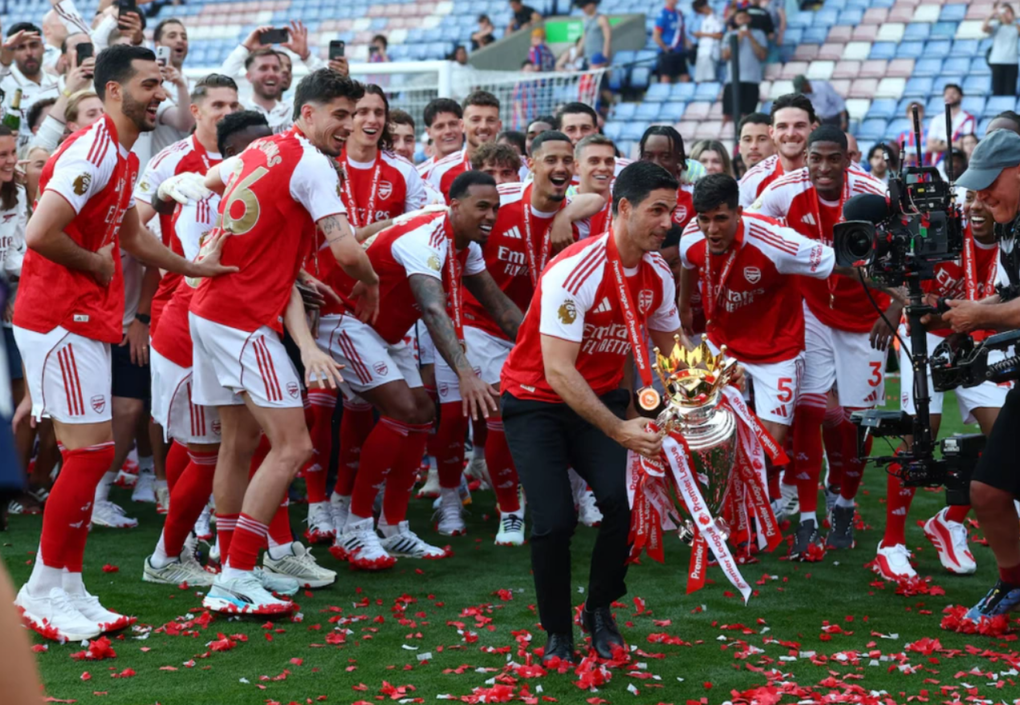 HLV Mikel Arteta và các cầu thủ Arsenal mừng chức vô địch Ngoại hạng Anh trên sân Selhurst Park, London, Anh ngày 24/5/2026. Ảnh: Reuters