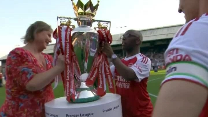 Arsenal nâng Cup vô địch Ngoại hạng Anh