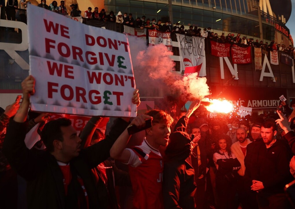 CĐV Arsenal biểu tình phản đối nhà Kroenke năm 2021. Ảnh: Reuters