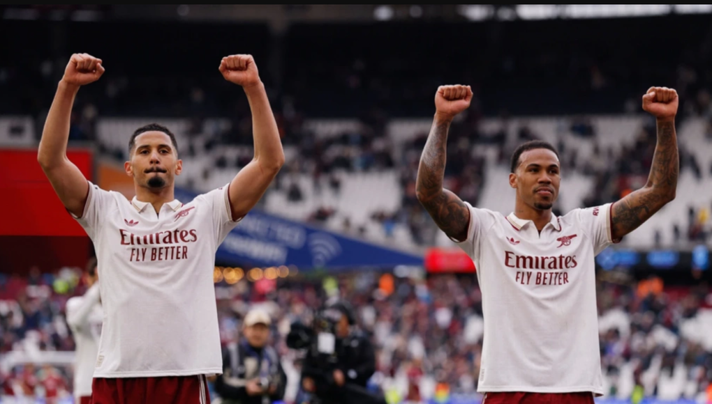 William Saliba (trái) và Gabriel Magalhaes ăn mừng sau trận Arsenal thắng West Ham 1-0 ở vòng 37 Ngoại hạng Anh trên sân vận động London, Anh ngày 10/5/2026. Ảnh: Reuters