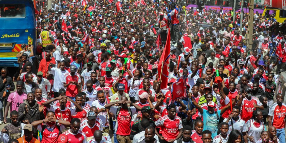 Tại châu Phi, không khí ăn mừng cũng bùng nổ khi hàng chục nghìn CĐV Arsenal tràn xuống các tuyến phố trung tâm thủ đô Nairobi (Kenya). Từ khu trung tâm thương mại đến các khu dân cư, sắc đỏ - trắng đặc trưng của Arsenal phủ kín đường phố, xen lẫn áo đấu sân khách màu xanh và áo thứ ba màu trắng, tạo nên "biển màu" cuồng nhiệt của người hâm mộ. Các tuyến đường như Kimathi Street, OTC, Moi Avenue, Jogoo Road, Mombasa Road và Uhuru Highway gần như tê liệt khi dòng người đổ ra đường ăn mừng trước vòng hạ màn Ngoại hạng Anh.