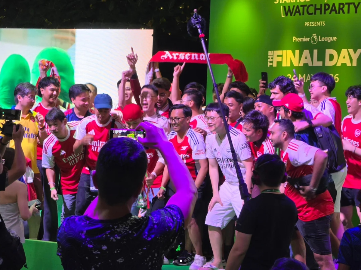 Tại Singapore, không khí ăn mừng chức vô địch của Arsenal cũng diễn ra sôi động với hàng trăm cổ động viên tụ tập tại các buổi "watch party" để cùng theo dõi và ăn mừng khoảnh khắc đội bóng nâng Cup vô địch Ngoại hạng Anh. Trong không gian được tổ chức như một sự kiện cộng đồng, người hâm mộ khoác lên mình áo đấu đỏ - trắng, giương khăn cổ động và cùng nhau hò reo mỗi khi hình ảnh đội bóng xuất hiện trên màn hình lớn. Không khí cuồng nhiệt không khác gì một "khán đài thu nhỏ", khi các CĐV vừa xem bóng đá, vừa ăn mừng như đang trực tiếp có mặt trên sân. Các buổi tụ tập xem chung này nhanh chóng biến thành lễ hội đường phố thu nhỏ, nơi người hâm mộ Arsenal tại Singapore cùng chia sẻ niềm vui, chụp ảnh kỷ niệm và hòa mình vào bầu không khí chiến thắng của đội bóng thành London.