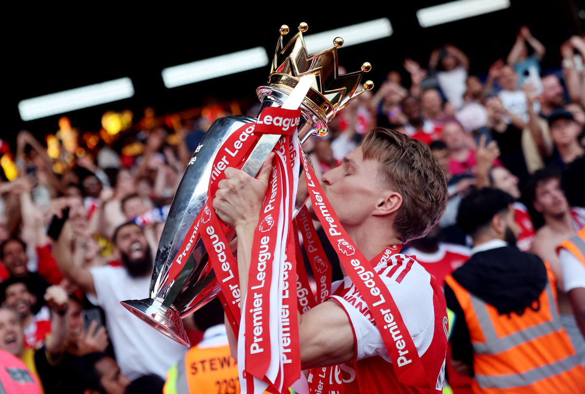 Sau tiếng còi mãn cuộc, hàng nghìn CĐV Arsenal vẫn nán lại sân để chứng kiến khoảnh khắc thủ quân Martin Odegaard và các đồng đội nâng Cup. Đây là lần đầu tiên "Pháo thủ" đăng quang kể từ mùa bất bại 2003-2004 dưới thời HLV huyền thoại Arsene Wenger.