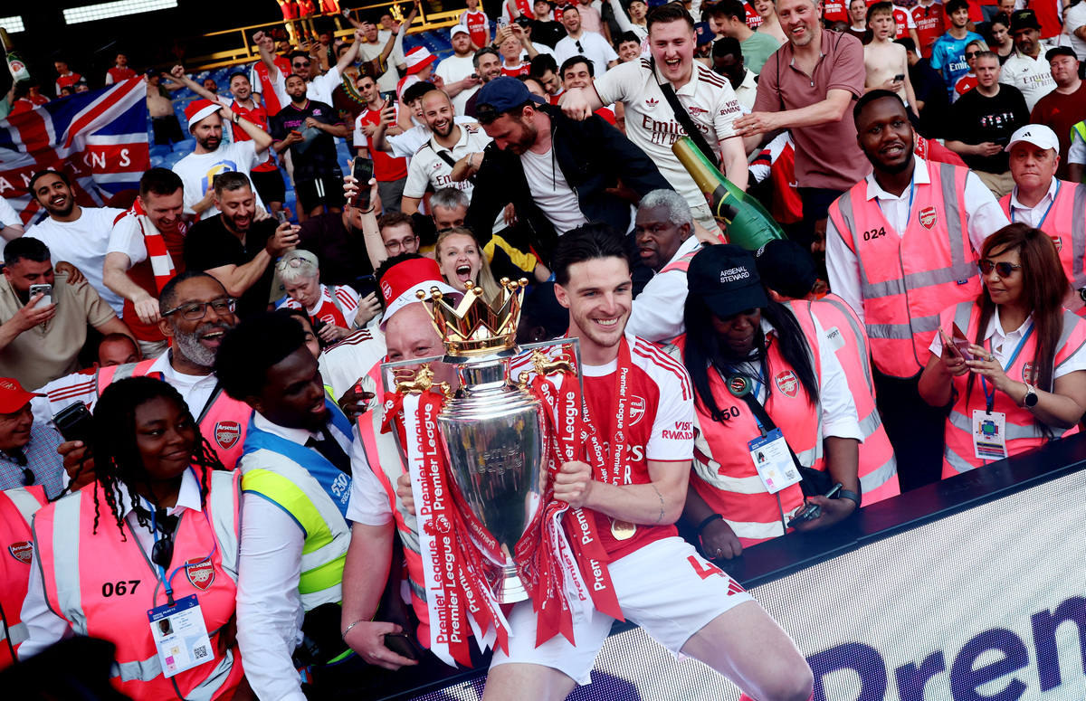 Sau tiếng còi mãn cuộc, hàng nghìn CĐV Arsenal vẫn nán lại sân để chứng kiến khoảnh khắc thủ quân Martin Odegaard và các đồng đội nâng Cup. Đây là lần đầu tiên "Pháo thủ" đăng quang kể từ mùa bất bại 2003-2004 dưới thời HLV huyền thoại Arsene Wenger.
