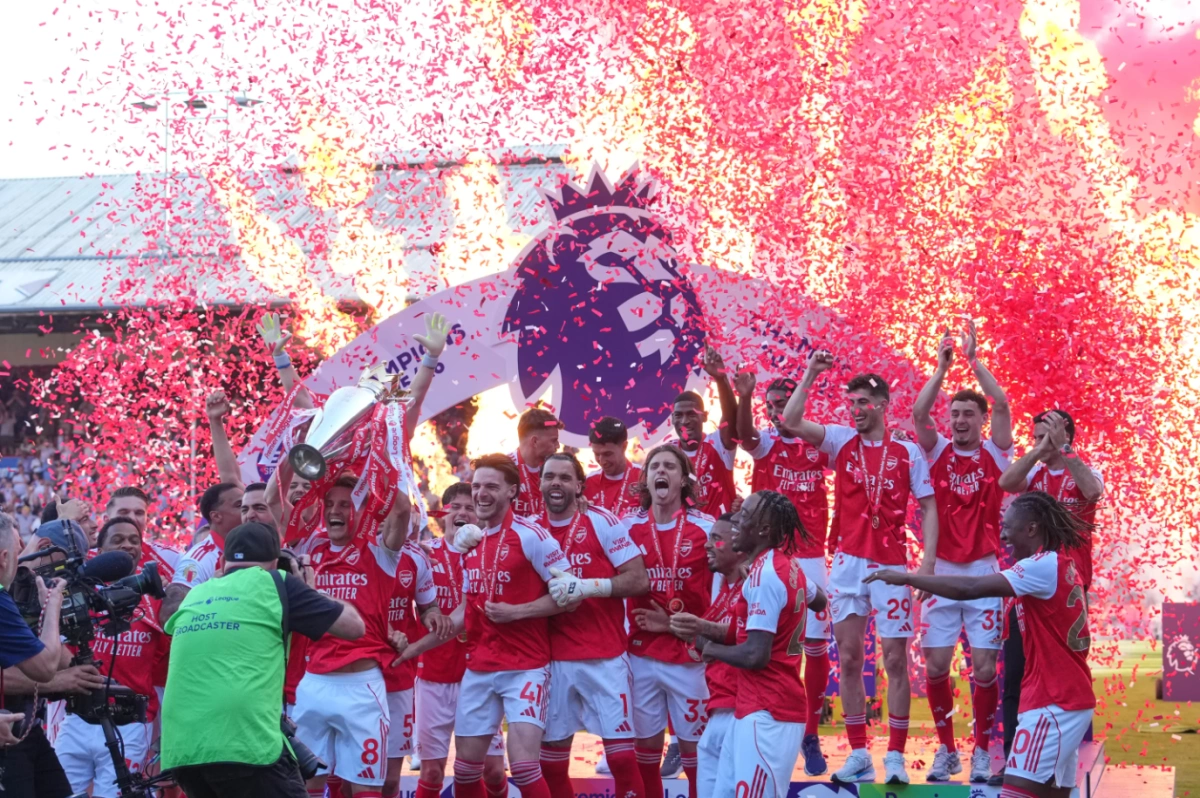 Sau gần một giờ dành cho các hoạt động tri ân từ Crystal Palace và công tác chuẩn bị của ban tổ chức, các cầu thủ Arsenal có dịp ăn mừng thành quả sau nhiều ngày sống trong bầu không khí chiến thắng. HLV Mikel Arteta dẫn toàn đội bước lên bục nhận huy chương, trước khi đội trưởng Martin Odegaard được trao Cup từ Emmanuel Nmecha - cầu thủ đồng thời là đại sứ của đội North London United Down’s Syndrome. Giữa pháo giấy và màn pháo hoa rực sáng trên bầu trời nam London, tiền vệ người Na Uy nâng cao chiếc cúp vô địch, khẳng định Arsenal là đội bóng số một nước Anh mùa này. Đây được xem là khoảnh khắc khó quên với các cổ động viên "Pháo thủ", khi CLB lần đầu trở lại đỉnh cao bóng đá Anh kể từ năm 2004.
