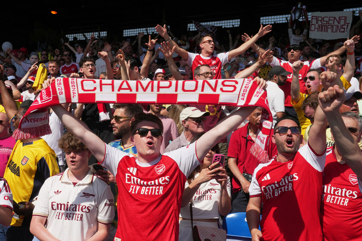Trên sân Selhurst Park, London ngày 24/5, Arsenal lần đầu thi đấu với tư cách nhà vô địch Ngoại hạng Anh mùa 2025-2026, và đánh bại chủ nhà Crystal Palace 2-1 nhờ các pha làm bàn của Gabriel Jesus và Noni Madueke. Trước giờ bóng lăn, bầu không khí lễ hội đã bao trùm khắp các khán đài và khu vực quanh sân. Đông đảo người hâm mộ Arsenal khoác lên mình sắc đỏ - trắng quen thuộc, đứng kín bên ngoài để chào đón xe chở thầy trò Mikel Arteta. Những lá cờ, áo đấu và biểu ngữ với dòng chữ "Champions" (Nhà vô địch) được giương cao, tạo nên khung cảnh vừa rực rỡ vừa đầy cảm xúc.