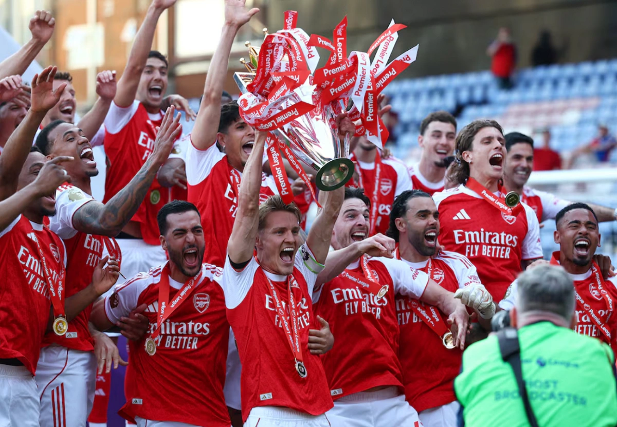 ​Odegaard trở thành đội trưởng thứ ba của Arsenal nâng Cup vô địch Ngoại hạng Anh, sau hai huyền thoại Tony Adams và Patrick Vieira. Chức vô địch mùa 2025-2026 cũng là lần thứ tư Arsenal đăng quang tại Ngoại hạng Anh, nhiều hơn Liverpool hai lần và chỉ kém Chelsea một lần. Man Utd hiện giữ kỷ lục với 13 lần, còn Man City có 8 lần. Nếu tính toàn bộ lịch sử giải VĐQG Anh, Arsenal đã lên ngôi 14 lần, chỉ xếp sau Liverpool và Man Utd (cùng 20).