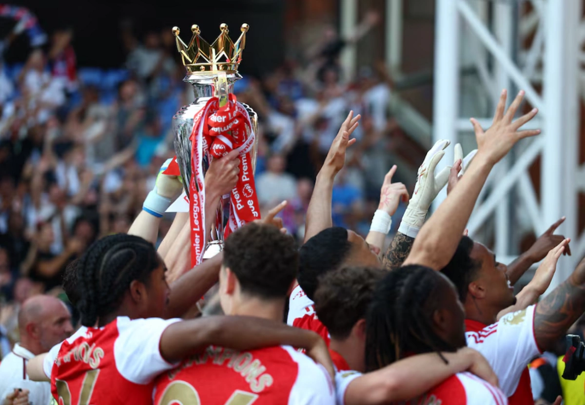 ​Chia sẻ với Sky Sports sau lễ đăng quang, Odegaard thừa nhận Arsenal từng trải qua nhiều thời điểm khó khăn trong mùa giải, đặc biệt sau các trận thua Bournemouth hay hòa Wolves. "Có những lúc chúng tôi thực sự thất vọng, tức giận và chán nản. Điều quan trọng là cách cả đội phản ứng sau đó. Chúng tôi ngồi lại, trao đổi thẳng thắn và nói ra cảm xúc của mình. Cách toàn đội vượt qua từng cú vấp là điều tuyệt vời", đội trưởng Arsenal nói. Odegaard cho biết toàn đội sẽ tiết chế việc ăn mừng để tập trung cho mục tiêu tiếp theo - gặp PSG ở chung kết Champions League tại Budapest ngày 30/5. "Chúng tôi đã có màn ăn mừng tuyệt vời hôm thứ Ba. Bầu không khí thật khó tin và mọi người đều rất hạnh phúc. Nhưng chỉ một tuần nữa là trận chung kết lớn khác diễn ra, nên có lẽ chúng tôi sẽ chờ đến sau đó để mở tiệc thực sự", tiền vệ người Na Uy nói.​​​​​