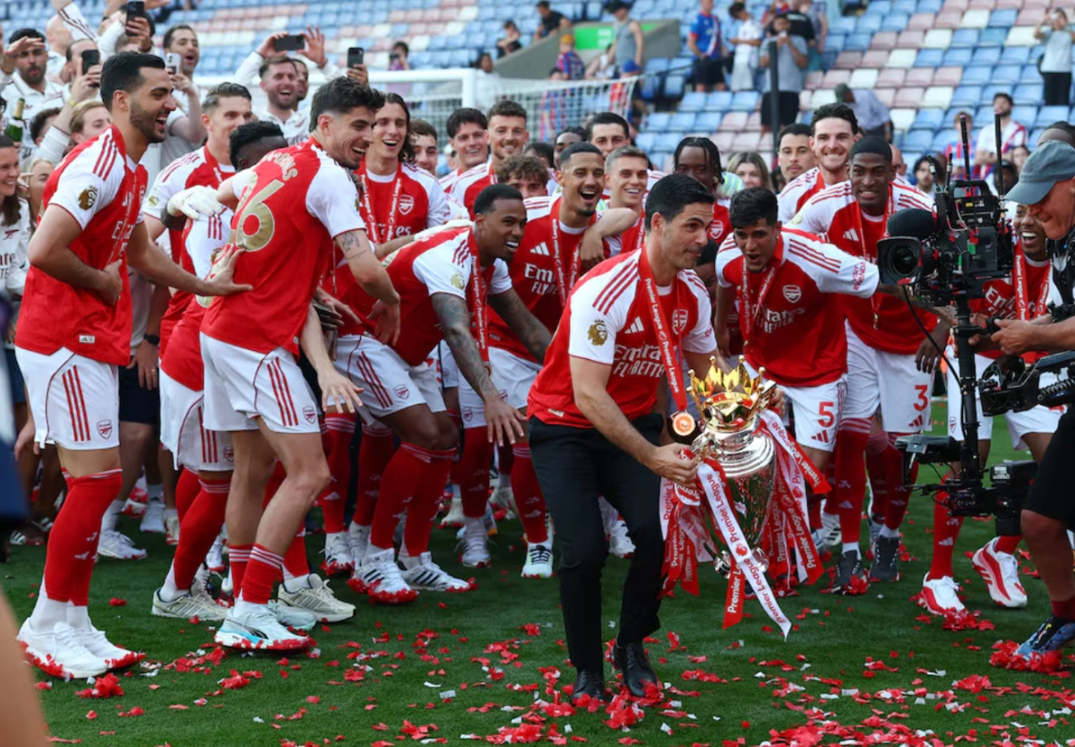 Mikel Arteta cũng đi vào lịch sử khi trở thành cựu cầu thủ Ngoại hạng Anh đầu tiên vô địch giải đấu trên cương vị HLV (không tính những cầu thủ thi đấu theo dạng cho mượn). Nhà cầm quân người Tây Ban Nha dẫn dắt Arsenal từ tháng 12/2019, sau giai đoạn khoác áo CLB từ năm 2011 đến 2016. Ở 44 tuổi 54 ngày, Arteta cũng trở thành HLV trẻ nhất giúp Arsenal vô địch quốc gia, vượt qua kỷ lục trước đó của George Graham ở mùa 1988-1989. Trong lịch sử Ngoại hạng Anh, chỉ Jose Mourinho đăng quang ở độ tuổi trẻ hơn (42 tuổi 94 ngày mùa 2004-2005).