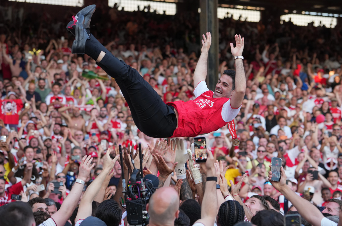 Sau khi giúp Arsenal chấm dứt cơn khát vô địch quốc nội kéo dài hơn hai thập kỷ, Arteta đang đứng trước cơ hội làm điều chưa HLV nào trong lịch sử 139 năm của CLB thực hiện được: đưa Arsenal trở thành nhà vô địch châu Âu. Dù Arsenal vẫn còn trận chung kết Champions League gặp PSG tại Budapest, Arteta cho rằng toàn đội cần tận hưởng chức vô địch Ngoại hạng Anh trước khi hướng tới thử thách tiếp theo. "Chúng tôi cần ăn mừng vì nguồn năng lượng đó rất quan trọng. Nếu chống lại cảm xúc ấy thì sẽ là sai lầm lớn. Chúng tôi đã nói về những gì cần làm tại Budapest và cách tận dụng toàn bộ nguồn năng lượng tích cực này cho trận chung kết Champions League", HLV 44 tuổi nhấn mạnh.