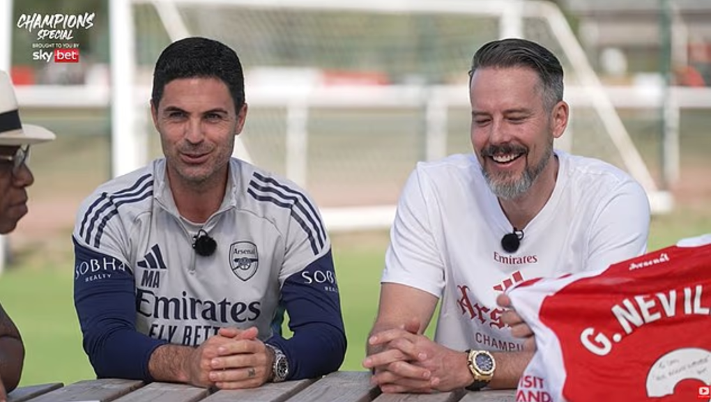 Mikel Arteta (trái) và Josh Kroenke trò chuyện trên chương trình The Overlap.