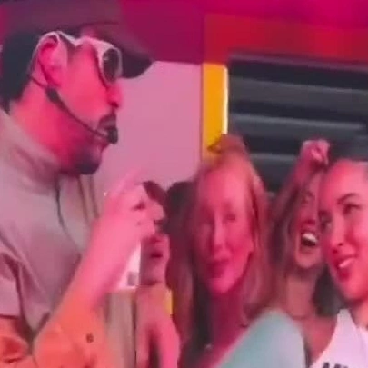 Bạn gái Mbappe (áo xanh nhạt) nhảy cùng rapper Bad Bunny.