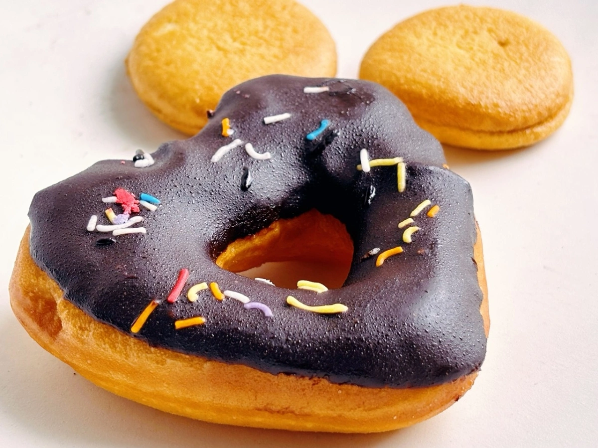 Bánh ngọt và tinh bột tinh chế Bánh quy, bánh kem, bánh mì trắng hay ngũ cốc tinh chế thường chứa nhiều carbohydrate hấp thu nhanh nhưng ít chất xơ. Theo Times of India, nhóm thực phẩm này dễ khiến đường huyết tăng nhanh, làm tăng cảm giác đói và tích tụ mỡ nội tạng. Chuyên gia khuyến nghị người trung niên nên ưu tiên ngũ cốc nguyên cám, yến mạch và thực phẩm giàu chất xơ để hỗ trợ kiểm soát cân nặng và quá trình lão hóa.
