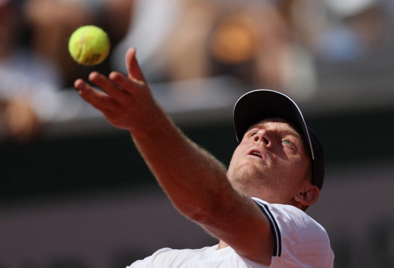 HLV 'sa thải' tay vợt qua tin nhắn ở Roland Garros 2026