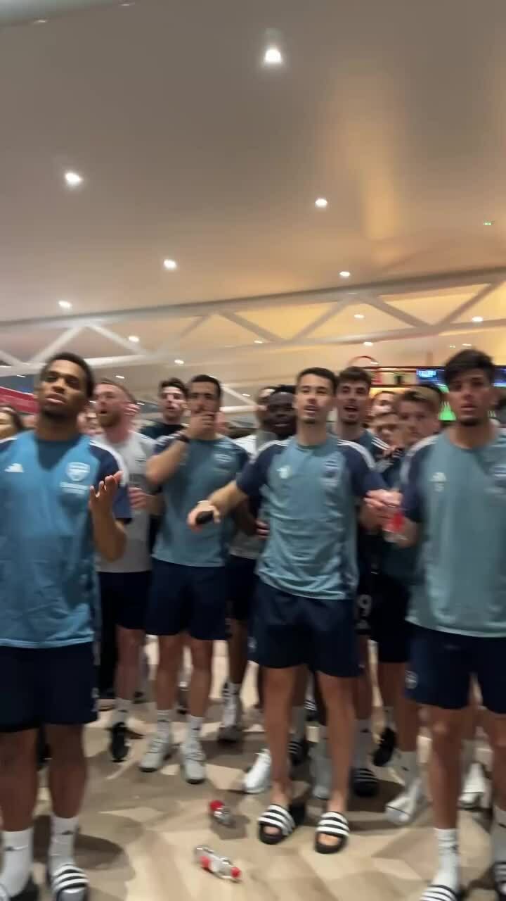 Cầu thủ Arsenal vỡ òa khi vô địch Ngoại hạng Anh.
