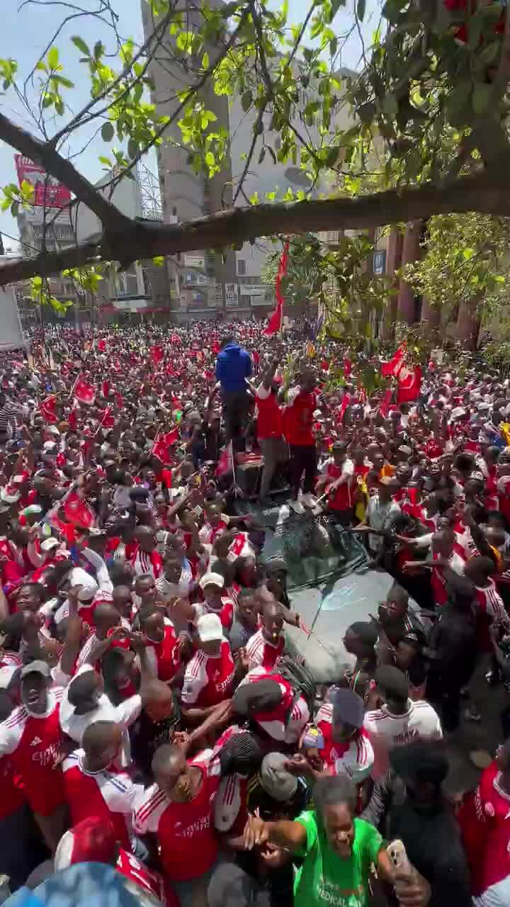 CĐV Arsenal ăn mừng tại Kenya