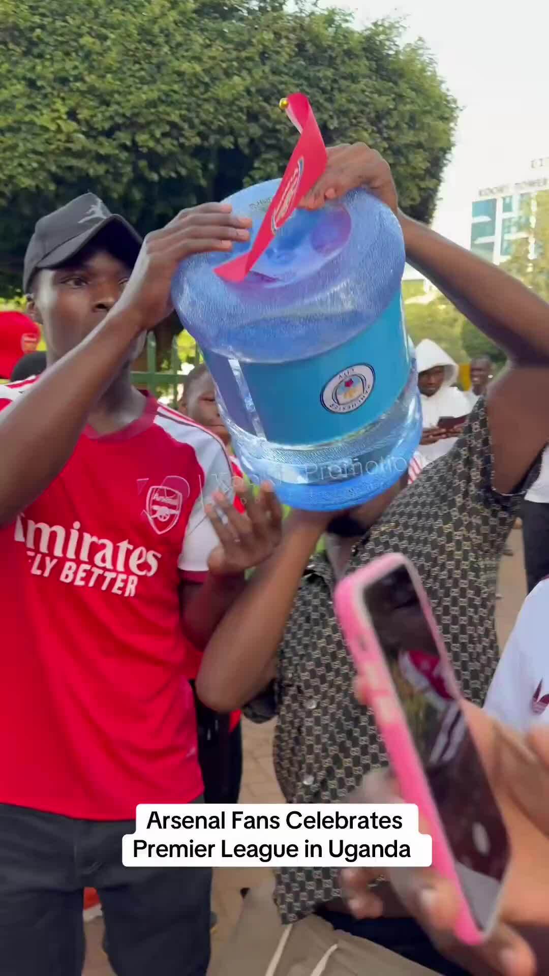 CĐV Arsenal ăn mừng tại Uganda