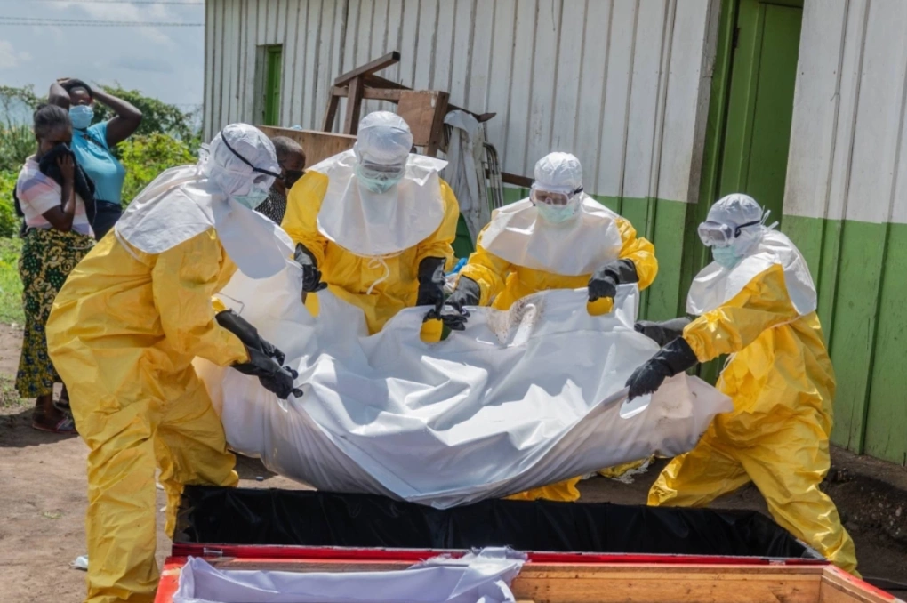 Các thành viên tổ chức Chữ thập đỏ di chuyển thi hài nạn nhân virus Ebola tại Rwampara, CHDC Congo hôm 20/5. Ảnh: AP