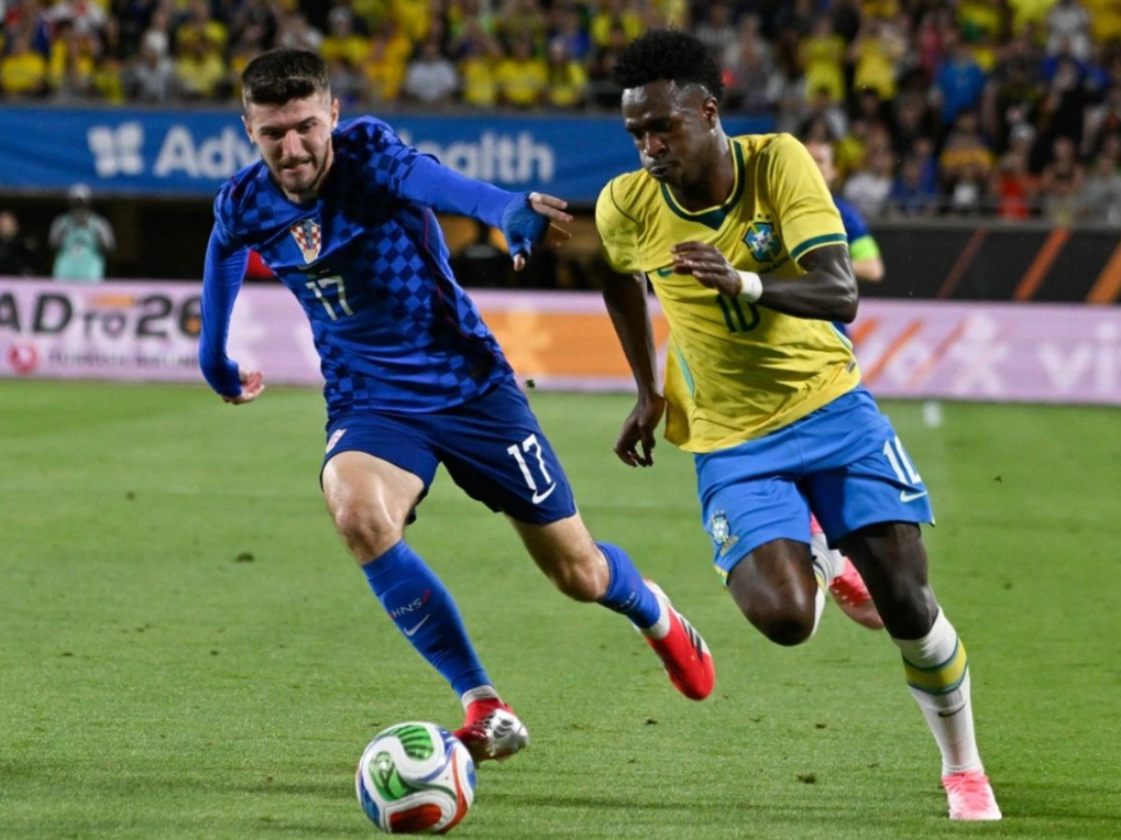 Petar Sucic (trái) đuổi tranh cướp bóng với Vinicius trong trận giao hữu Croatia thua Brazil 1-3 trên sân Camping World Stadium, Orlando, Florida ngày 31/3/2026. Ảnh: AFP