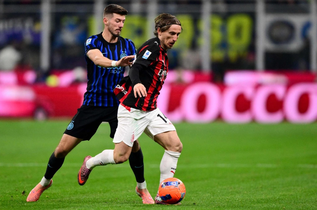Petar Sucic tranh chấp với Luka Modric trong trận Inter Milan gặp AC Milan tại Serie A mùa 2025-2026. Ảnh: AFP