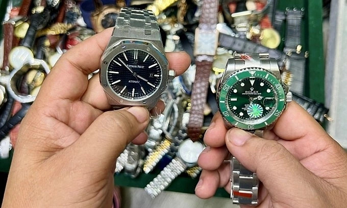 Đồng hồ giả nhãn hiệu Rolex bị quản lý thị trường thu giữ trong đợt kiểm tra tại kiểm tra đột xuất Saigon Square và chợ Bến Thành vào tháng 5. Ảnh:Quản lý thị trường TP HCM