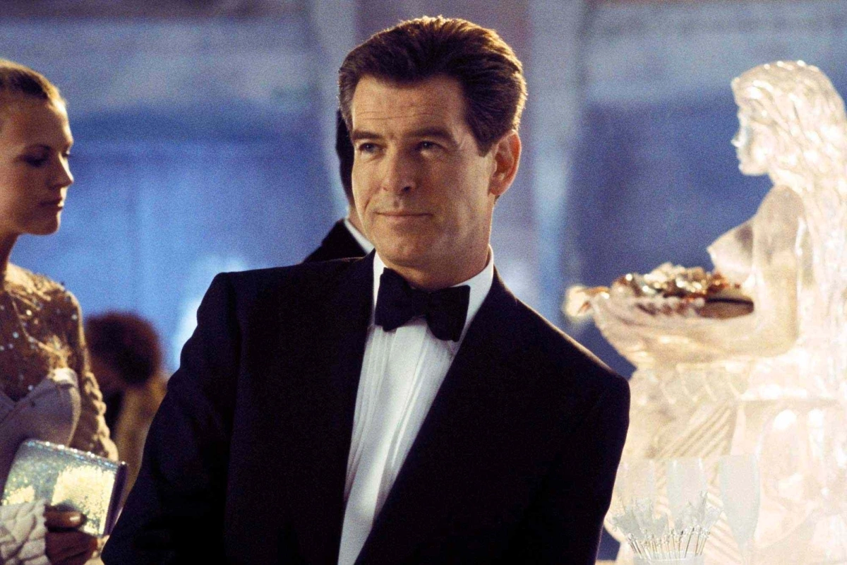 Pierce Brosnan Theo Fox News, Pierce Brosnan từng được mời đóng James Bond từ năm 1986 nhưng không thể nhận vai do còn hợp đồng với đài NBC cho series Remington Steele. Sau khi rời NBC, ông hóa thân James Bond trong Golden Eye (1995) và tiếp tục thủ vai điệp viên 007 trong bốn phần, kết thúc với Die Another Day năm 2002. Sau khi rời thương hiệu, Brosnan duy trì sức hút tại Hollywood. Ông được đề cử Quả Cầu Vàng nhờ phim The Matador (2005), sau đó gây chú ý với vai diễn trong Mamma Mia!. Về đời tư, Brosnan kết hôn diễn viên Cassandra Harris năm 1980 và có một con trai chung, đồng thời nhận nuôi hai người con riêng của vợ. Harris qua đời vì ung thư buồng trứng năm 1991. Năm 2001, Brosnan kết hôn với nhà báo Keely Shaye Smith, có thêm hai con trai. Ngoài diễn xuất, ông tham gia nhiều hoạt động thiện nguyện với vai trò đại sứ UNICEF Ireland. Ảnh: MGM