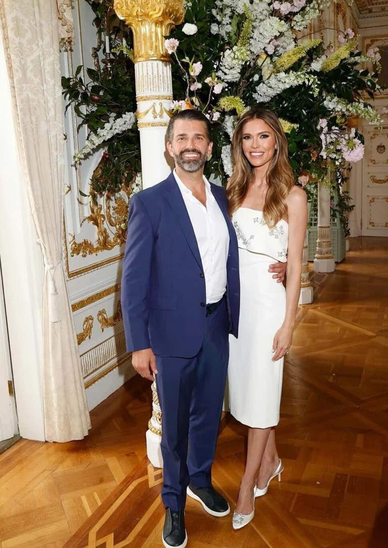 Ivanka Trump diện loạt váy tôn dáng khi đi ăn cưới anh trai