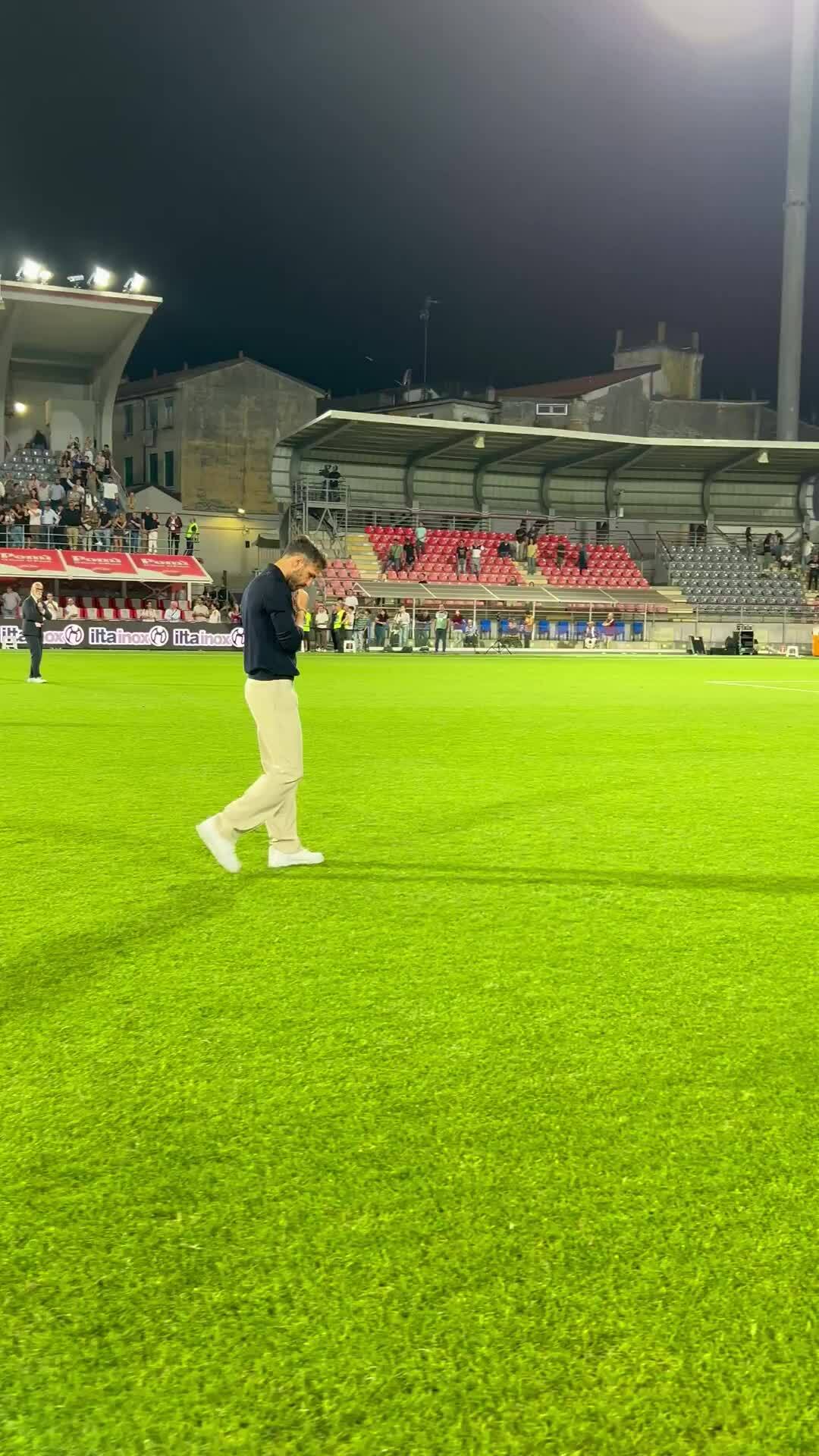 Fabregas và các thành viên Como ăn mừng sau trận.